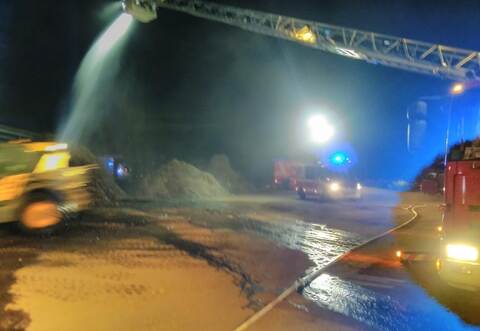 Mitten in der Nacht löschte die Feuerwehr den Brand.