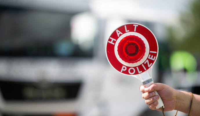 Die Autobahn hat am späten Sonntagabend einen betrunkenen LKW-Fahrer auf der A8 bei Friolzheim aus dem Verkehr gezogen. Die Autobahn hat am späten Sonntagabend einen betrunkenen LKW-Fahrer auf der A8 bei Friolzheim aus dem Verkehr gezogen.