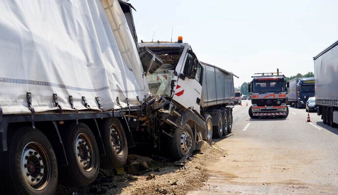 Drei Lkw sind auf der A8 zwischen Heimsheim und Pforzheim-Süd kollidiert. Die Bergungsarbeiten werden mehrere Stunden dauern. Drei Lkw sind auf der A8 zwischen Heimsheim und Pforzheim-Süd kollidiert. Die Bergungsarbeiten werden mehrere Stunden dauern.