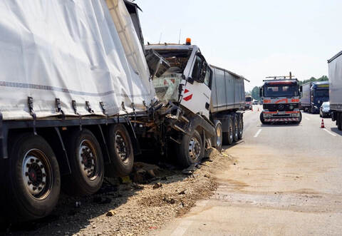 Drei Lkw sind auf der A8 zwischen Heimsheim und Pforzheim-Süd kollidiert. Die Bergungsarbeiten werden mehrere Stunden dauern.