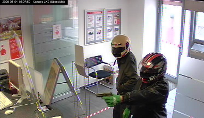 Die beiden männlichen, mit Motorradhelmen maskierte Personen betraten um 15.07 Uhr die in Grunbach gelegene Sparkassenfiliale.
