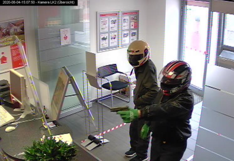 Die beiden männlichen, mit Motorradhelmen maskierte Personen betraten um 15.07 Uhr die in Grunbach gelegene Sparkassenfiliale.