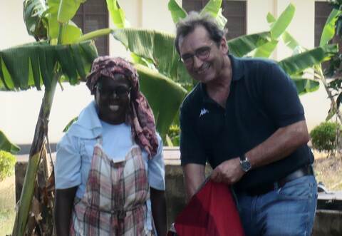 Abschiednehmen von einem Gestalter der Partnerschaft mit Masasi: Dr. Erhard Kirschbaum bei einem Besuch im Jahr 2019 bei den Schwestern der Mission Migongo.