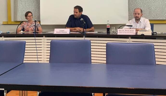 Informieren im Landratsamt des Enzkreises über die Corona-Pandemie und die Reiserückkehr, Testmöglichkeiten und Fallzahlen: (von links) Gesundheitsamts-Leiterin Brigitte Joggerst ,Landrat Bastian Rosenau und Daniel Sailer, stellvertretender Leiter des Corona-Stabes im Enzkreis. Informieren im Landratsamt des Enzkreises über die Corona-Pandemie und die Reiserückkehr, Testmöglichkeiten und Fallzahlen: (von links) Gesundheitsamts-Leiterin Brigitte Joggerst ,Landrat Bastian Rosenau und Daniel Sailer, stellvertretender Leiter des Corona-Stabes im Enzkreis.