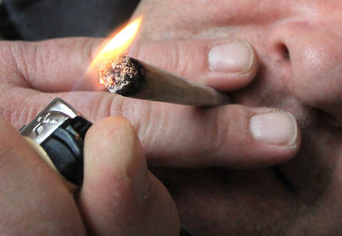 Bei einer Verkehrskontrolle wurde ein 19-jähriger Seat-Fahrer in Niefern-Öschelbronn positiv auf Drogen getestet.