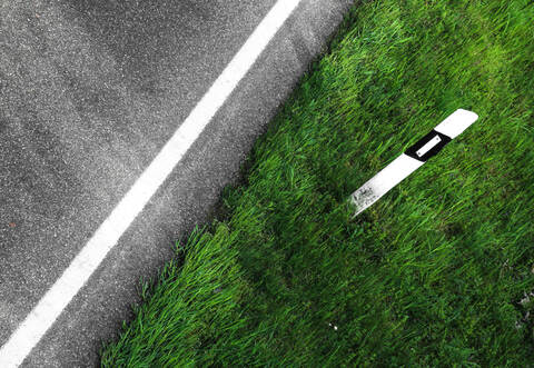 Ein umgefahrener Leitpfosten hat die Reifen von drei Fahrzeugen beschädigt.