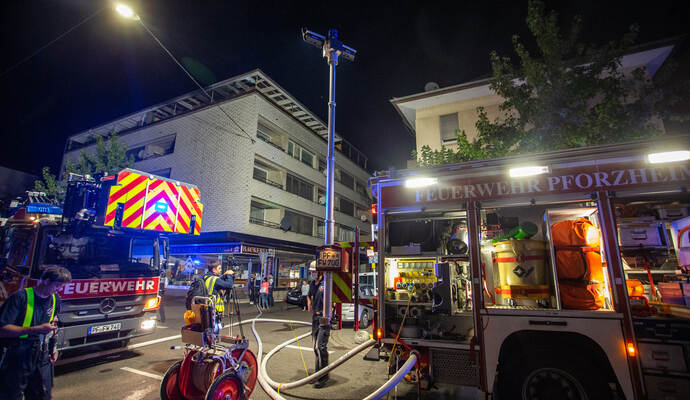 Ein Wohnungsbrand an der Hildebrandstraße in Pforzheim beschäftigte am Samstagabend kurz vor Mitternacht die Feuerwehr.