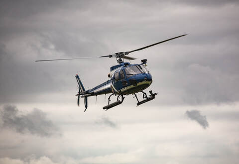 Mit einem Hubschrauber hat die Polizei zuerst auf der Suche nach einer Frau die Gegend um den Pforzheim Hauptfriedhof umkreist, danach ging es über der Holzgartenstraße mit der Jagd nach zwei vermeintlichen Einbrechern weiter.