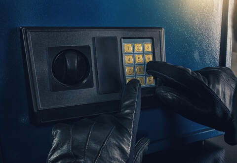 Einbrecher haben in einer Bäckerei in Mühlacker einen Tresor aufgebrochen und einen geringen Bargeldbetrag gestohlen.