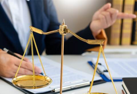 Der Anwalt hatte argumentiert, nur durch das schnelle Eingreifen der Feuerwehr habe ein Übergreifen der Flammen auf das Haus verhindert werden können. Aus diesem Grund, so Bittighofer, liege es nahe, dass Abdullah K. (Name geändert) mit bedingtem Tötungsvorsatz gehandelt habe.