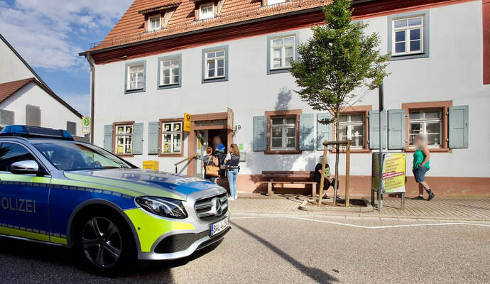 Nach einem Überfall auf eine Postfiliale an der Karlsbader Straße in Remchingen-Nöttingen sucht die Polizei aktuell mit einem größeren Kräfteaufgebot und einem Polizeihubschrauber nach dem Täter. Nach einem Überfall auf eine Postfiliale an der Karlsbader Straße in Remchingen-Nöttingen sucht die Polizei aktuell mit einem größeren Kräfteaufgebot und einem Polizeihubschrauber nach dem Täter.