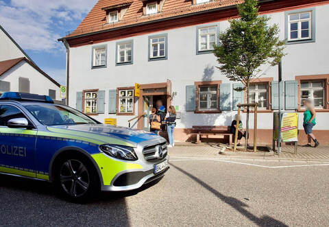 Nach einem Überfall auf eine Postfiliale an der Karlsbader Straße in Remchingen-Nöttingen sucht die Polizei aktuell mit einem größeren Kräfteaufgebot und einem Polizeihubschrauber nach dem Täter.