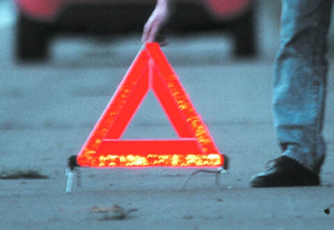 Aus bislang unbekannter Ursache ist ein 77-jähriger Autofahrer in Illingen über einen Kreisverkehr und frontal gegen einen Baum gefahren.