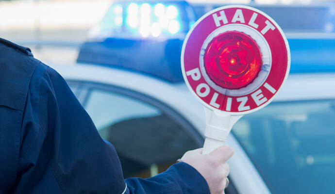 Der Mercedes fuhr einfach davon, als die Polizei die Insassen kontrollieren wollte.
