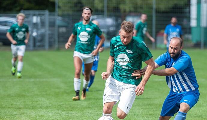 Grün ist die Hoffnung, doch am „grünen Tisch“ könnte die SG 08/Hellas (in Blau) nach einer 0:4-Niederlage im Pokalwettbewerb die Spielvereinigung Zaisersweiher noch stoppen.