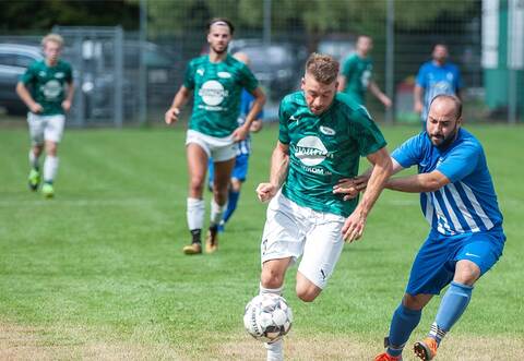 Grün ist die Hoffnung, doch am „grünen Tisch“ könnte die SG 08/Hellas (in Blau) nach einer 0:4-Niederlage im Pokalwettbewerb die Spielvereinigung Zaisersweiher noch stoppen.