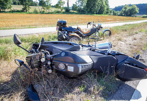 Ein Motorrad und ein Trike sind in Königsbach miteinander kollidiert.