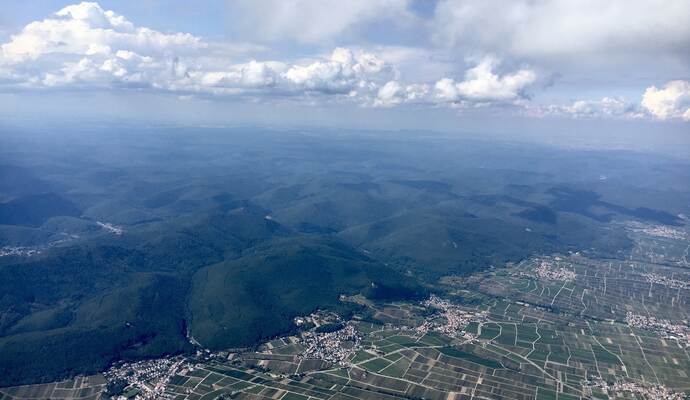 Fast sechs Stunden dauerte der Flug von Dietmar Späth von Bad Wildbad über den Rhein bis tief in die Pfalz. Fast sechs Stunden dauerte der Flug von Dietmar Späth von Bad Wildbad über den Rhein bis tief in die Pfalz.