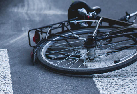 An einer Gefällstrecke stürzte der Mann mit seinem Fahrrad, heißt es. Der 58-Jährige habe an den Unfall aber keinerlei Erinnerung.