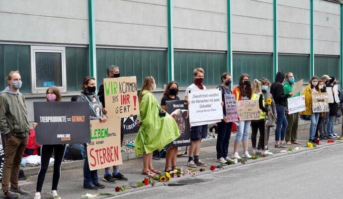 Sie demonstrierten mehrere Stunden lang vor der Firma Müller Fleisch im Birkenfeld: Rund 45 Personen machten sich am Samstag gegen Tierleid stark.