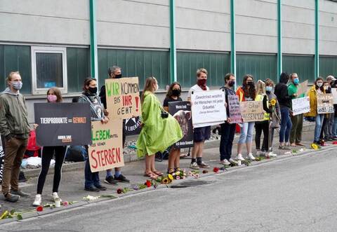 Sie demonstrierten mehrere Stunden lang vor der Firma Müller Fleisch im Birkenfeld: Rund 45 Personen machten sich am Samstag gegen Tierleid stark.