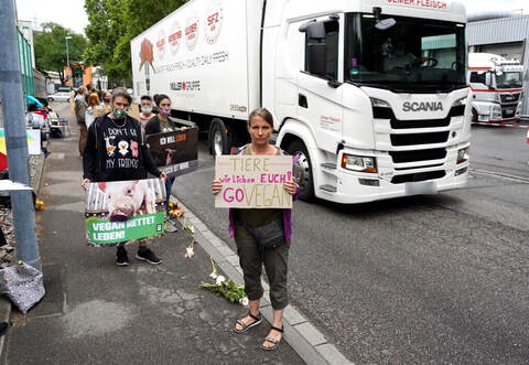 Rund 45 Personen demonstrieren vor der Firma Müller Fleisch in Birkenfeld gegen Tierleid.