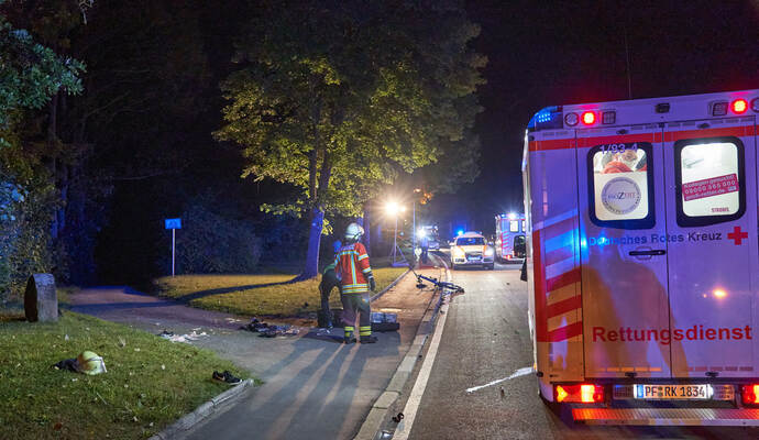 Während der Motorradfahrer lebensgefährlich verletzt wurde, kam der Radfahrer aufgrund seiner Verletzungen ums Leben.