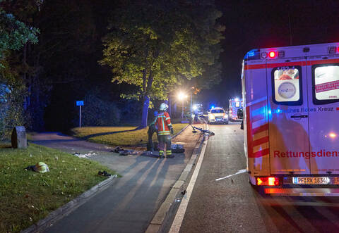 Während der Motorradfahrer lebensgefährlich verletzt wurde, kam der Radfahrer aufgrund seiner Verletzungen ums Leben.