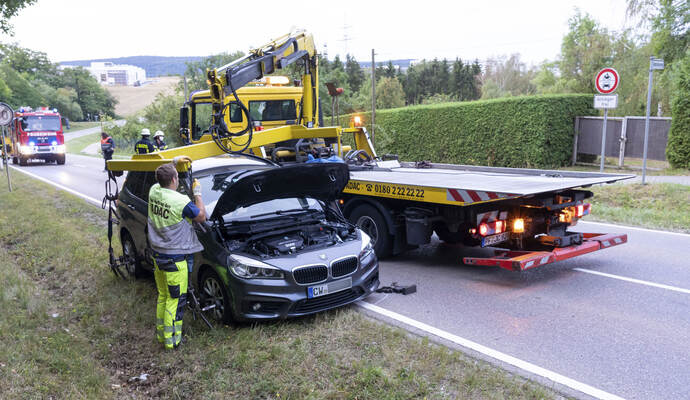 Während die Fahrzeuge abgeschleppt und die Fahrbahn gereinigt wurde, kam es zu Verkehrsbehinderungen auf der B10.
