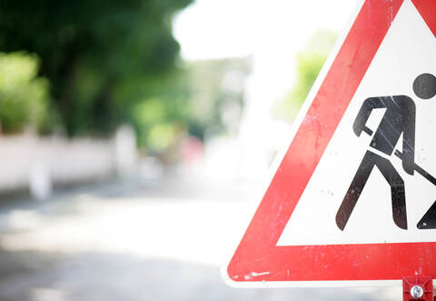 Für den Zeitraum der Arbeiten werden die Verkehrsteilnehmer zweistreifig am Baufeld vorbeigeleitet.