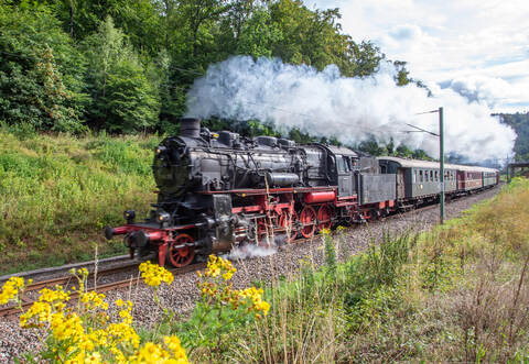Da fährt sie: Die historische Enztalbahn lässt während der Fahrt zwischen Pforzheim und Bad Wildbad ordentlich Dampf ab.