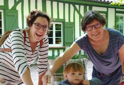 Juliane Beaumont, geborene Deyhle (rechts) war viele Jahre lang Lehrerin am Theodor-Heuss-Gymnasium in Mühlacker. Tochter Lisa und Enkel Jonas sind oft zu Besuch im südfranzösischen Mézos, wo die Pädagogin seit 1992 lebt.