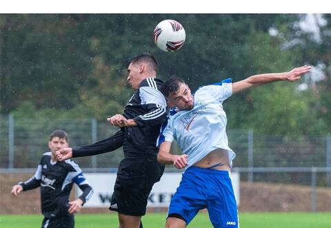Das Spiel des FSV Illingen (weiße Trikots) und der SGM Riexingen fand während strömendem Regen statt.