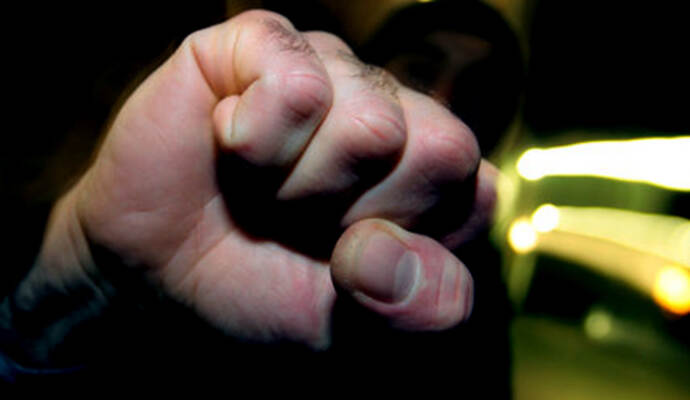 Sie wollten ihm nur helfen, weil er auf einem Radweg bei Knittlingen lag und zunächst nicht ansprechbar war, doch der betrunkene 18-Jährige wollte sich nicht helfen lassen.