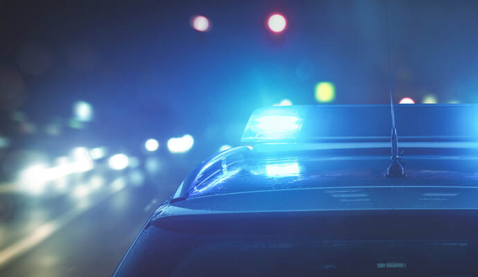 Durch die Kollision verlor der 55-Jährige die Kontrolle über seinen Ford und prallte gegen mehrere Büsche bis er letztendlich an einem Autobahnschild zum Stillstand kam.