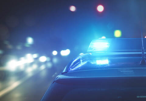 Durch die Kollision verlor der 55-Jährige die Kontrolle über seinen Ford und prallte gegen mehrere Büsche bis er letztendlich an einem Autobahnschild zum Stillstand kam.