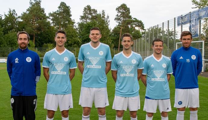 Gerüstet sieht man sich beim FC Ispringen für die neue Saison. Von links Co-Trainer Marco Lindner, die Neuzugänge Marco Filler, Tom Unger, Lucca Grau und Tim Schrader sowie Spielertrainer Michael Cycon.