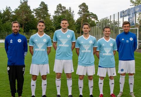 Gerüstet sieht man sich beim FC Ispringen für die neue Saison. Von links Co-Trainer Marco Lindner, die Neuzugänge Marco Filler, Tom Unger, Lucca Grau und Tim Schrader sowie Spielertrainer Michael Cycon.