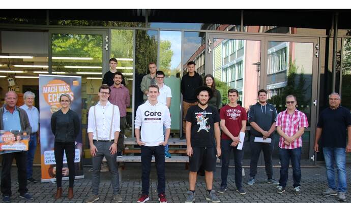 Großes Lob für ein sensationelles Ergebnis bei der Gesellenprüfung gab es vom Ausschussvorsitzenden Richard Wörtz und von Obermeister Reinhard Engel (von links) sowie von Ausschussbeisitzer Frank Mühleisen und Lehrer Michael Lenz (von rechts). Alle zwölf Azubis hatten die Gesellenprüfung bestanden und im praktischen Teil mit ihren Werkstücken geglänzt.