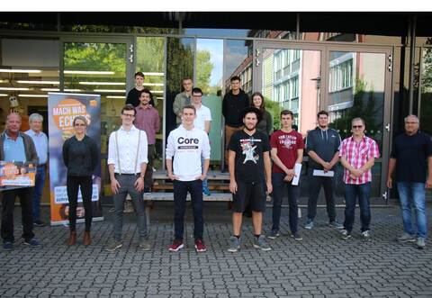 Großes Lob für ein sensationelles Ergebnis bei der Gesellenprüfung gab es vom Ausschussvorsitzenden Richard Wörtz und von Obermeister Reinhard Engel (von links) sowie von Ausschussbeisitzer Frank Mühleisen und Lehrer Michael Lenz (von rechts). Alle zwölf Azubis hatten die Gesellenprüfung bestanden und im praktischen Teil mit ihren Werkstücken geglänzt.