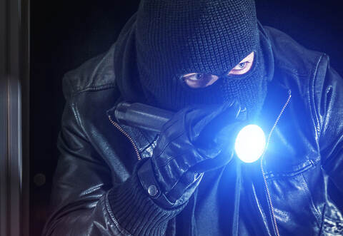 Der Täter verschaffte sich laut Polizei zwischen 22 und 23 Uhr gewaltsam Zugang in die Räumlichkeiten des Marktes in der Wiernsheimer Straße.