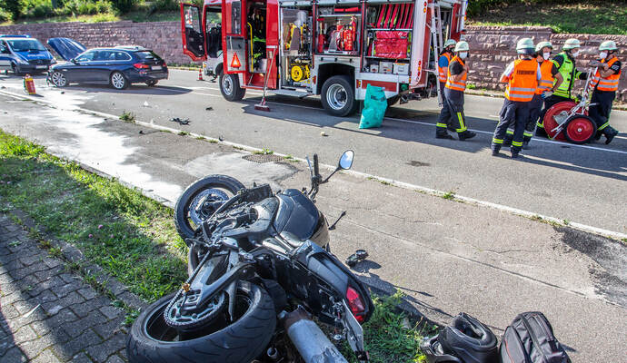 Beim Linksabbiegen kollidierte ein BMW Touring mit einem entgegenkommenden Motorrad. Das Bike schleuderte noch mehrere Meter weiter über einen Gehweg.