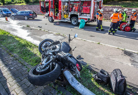 Beim Linksabbiegen kollidierte ein BMW Touring mit einem entgegenkommenden Motorrad. Das Bike schleuderte noch mehrere Meter weiter über einen Gehweg.