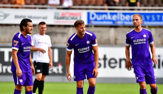 Fragende Blicke von drei Leistungsträgern: Tolga Ulusoy, Niklas Hecht-Zirpel und Holger Fuchs (von links) müssen zwei Probleme lösen – hinten weniger Tore zulassen und vorne öfter treffen. Fragende Blicke von drei Leistungsträgern: Tolga Ulusoy, Niklas Hecht-Zirpel und Holger Fuchs (von links) müssen zwei Probleme lösen – hinten weniger Tore zulassen und vorne öfter treffen.