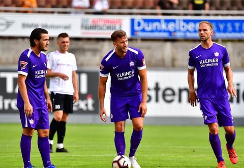 Fragende Blicke von drei Leistungsträgern: Tolga Ulusoy, Niklas Hecht-Zirpel und Holger Fuchs (von links) müssen zwei Probleme lösen – hinten weniger Tore zulassen und vorne öfter treffen.