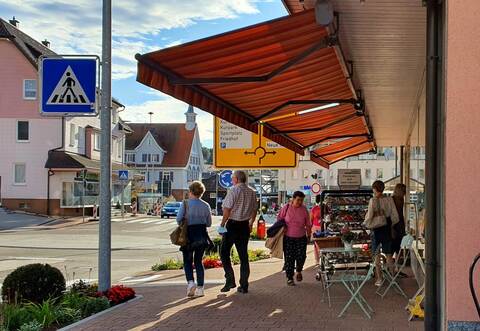 Einige Schömberger nutzten die sommerlichen Temperaturen und bummelten durch die Innenstadt.