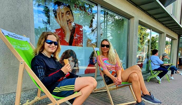 Bummeln und genießen: Andrea aus Bad Liebenzell und Sohn Kian (links) versüßen sich das Warten auf den Vater und Ehemann mit einem Eis im Liegestuhl vor dem Modehaus Bertsch. Foto: Dast-Kunadt Bummeln und genießen: Andrea aus Bad Liebenzell und Sohn Kian (links) versüßen sich das Warten auf den Vater und Ehemann mit einem Eis im Liegestuhl vor dem Modehaus Bertsch. Foto: Dast-Kunadt