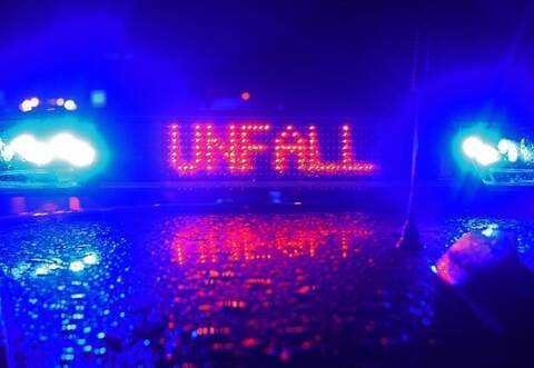 Das Symbolbild zeigt ein Polizeiauto bei einem Unfall-Einsatz. Foto: Stefan Puchner/dpa/Symbolbild