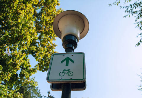 Unbekannte haben in der Zeit von Mittwochabend auf Donnerstagmorgen zwei Laternen an einem Fahrradweg zwischen Bilfingen und Königsbach angesägt.