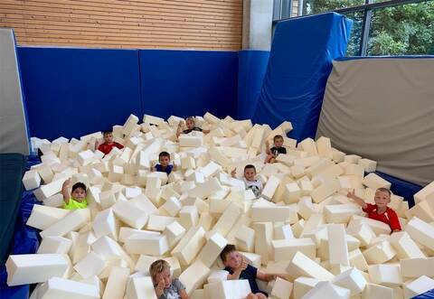 Sport und Bewegung gibt es für die Kinder beim Turnen mit der KTV Straubenhardt beim Ferienprogramm der Gemeinde, das trotz Corona stattfand.